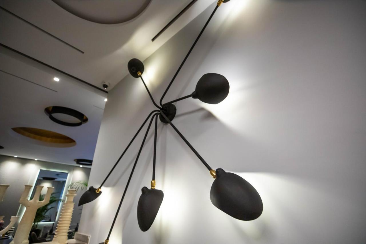 Gray Boutique Hotel Касабланка Экстерьер фото A light fixture by the artist